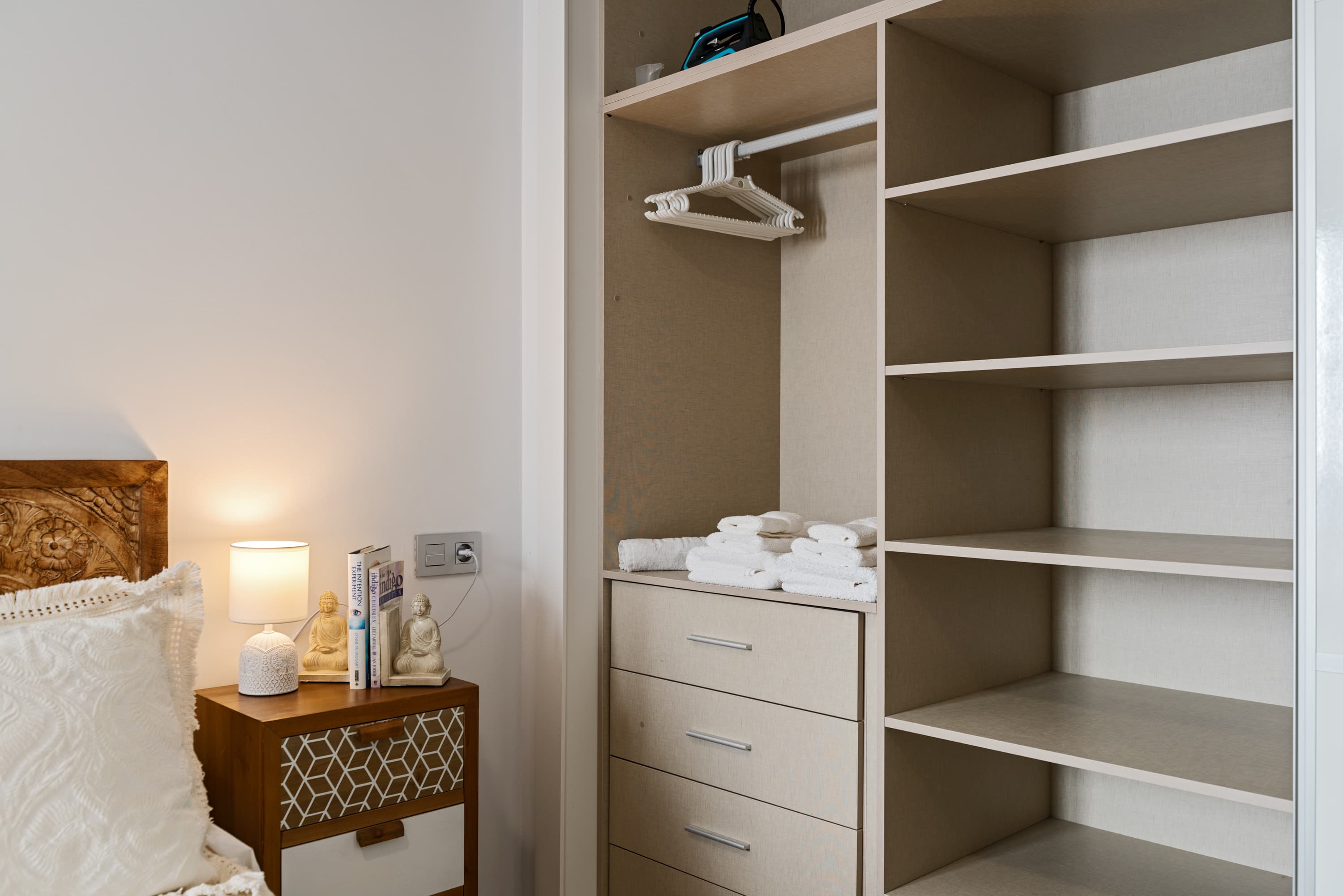Detalle de toallas en apartamento vacacional gestionado por Ricos Rincones en Estepona