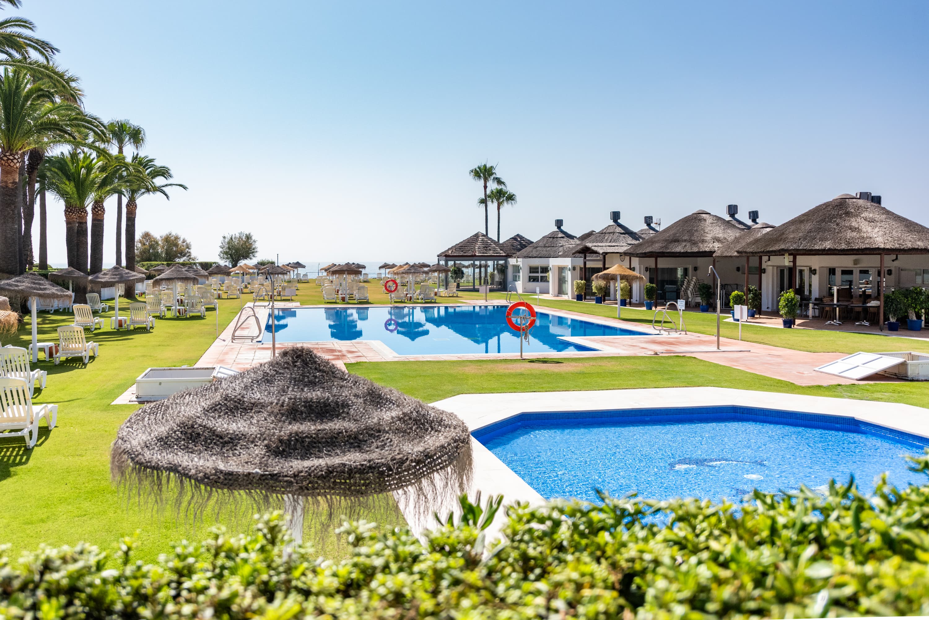 Club de piscina frente al mar en la Costa del Sol