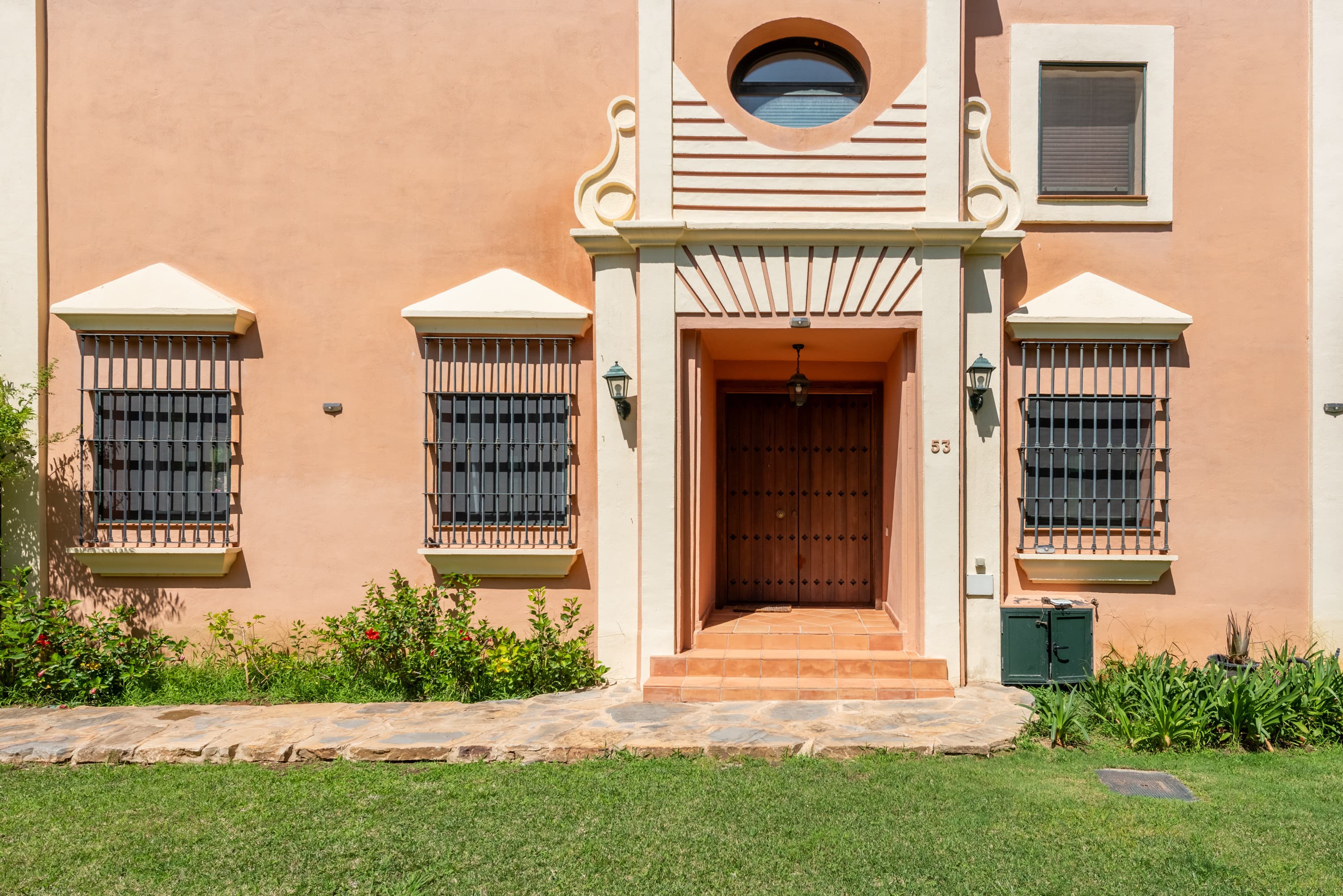 Exterior de villa en Sotogrande gestionada por Ricos Rincones
